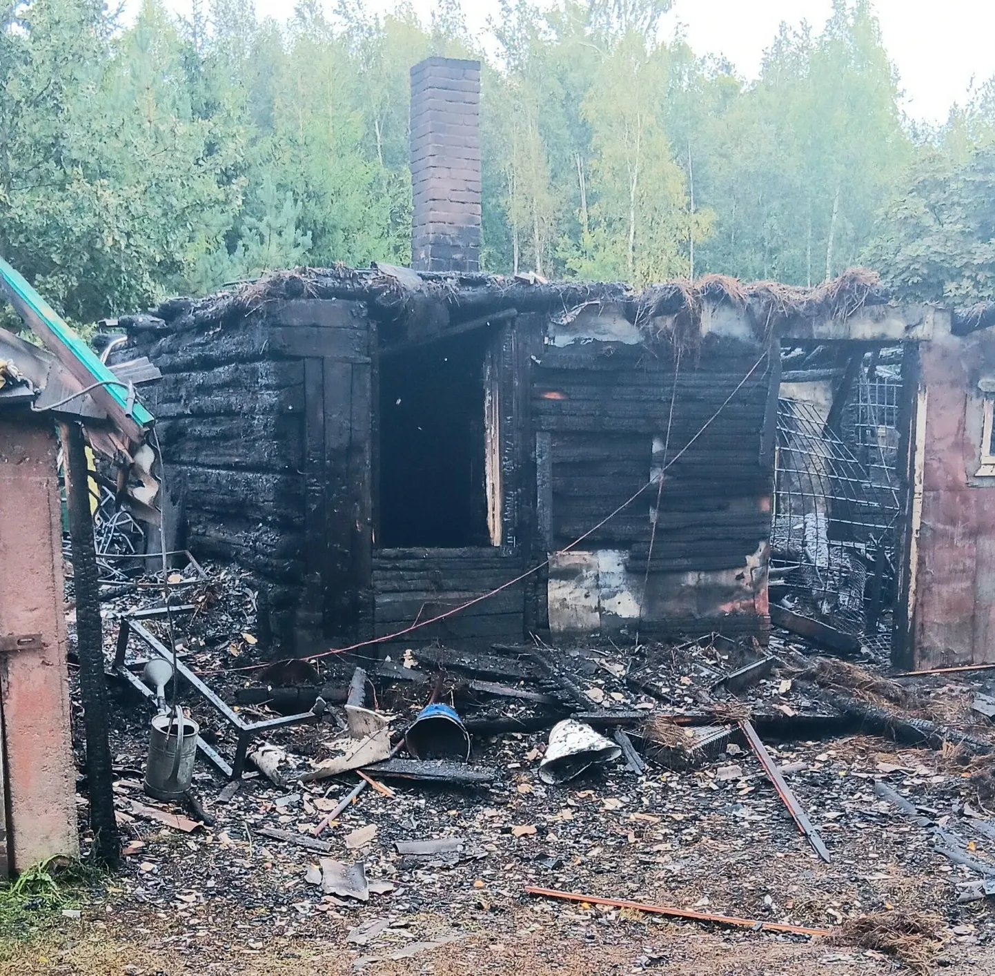 Nõo vallas Aiamaa külas puhkenud tulekahjus ei jäänud hoonetest suurt midagi peale vanaraua ja rusude järele. Nüüd on rusudki kokku lükatud ja plats puhtaks tehtud.