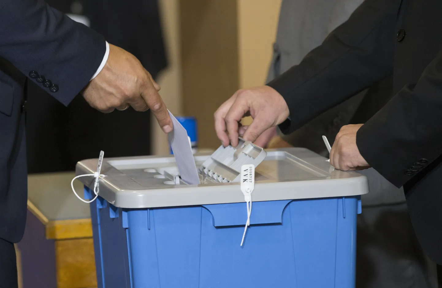 Täna alanud Pärnu linna ja Are, Audru, Paikuse ja Tõstamaa valla Suur-Pärnuks ühinemise rahvaküsitlusel polnud küsitluspunktides hääletuskastide ümber tunglemist märgata. Foto on illustreeriv.