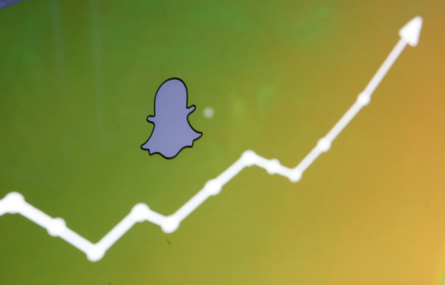 Snap'i igapäevaste aktiivsete kasutajate arv kasvas neljandas kvartalis aastaga koguni 20 protsenti 319 miljonini.