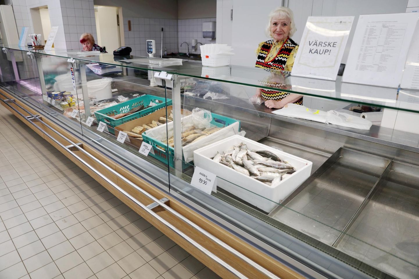 Tartu turuhoone kalamüüja Asta ütles eile, et rääbist ostetakse vaatamata Vene päritolule ja kõrgele hinnale palju.