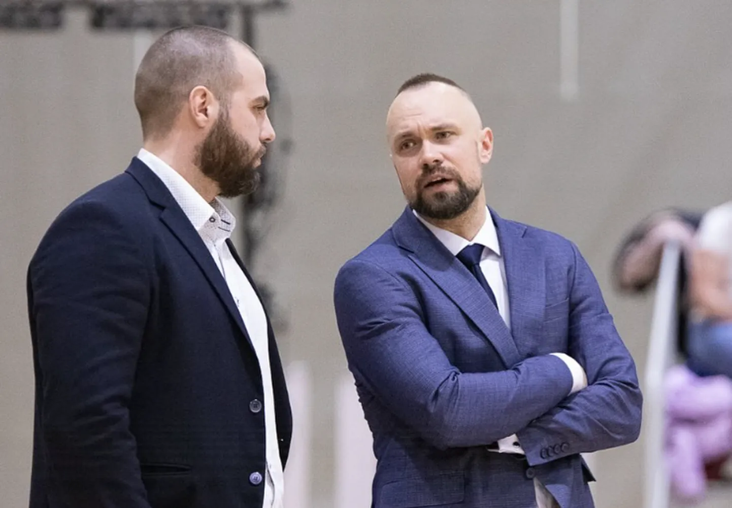 Тренер по баскетболу Валдис Разумовскис (справа)