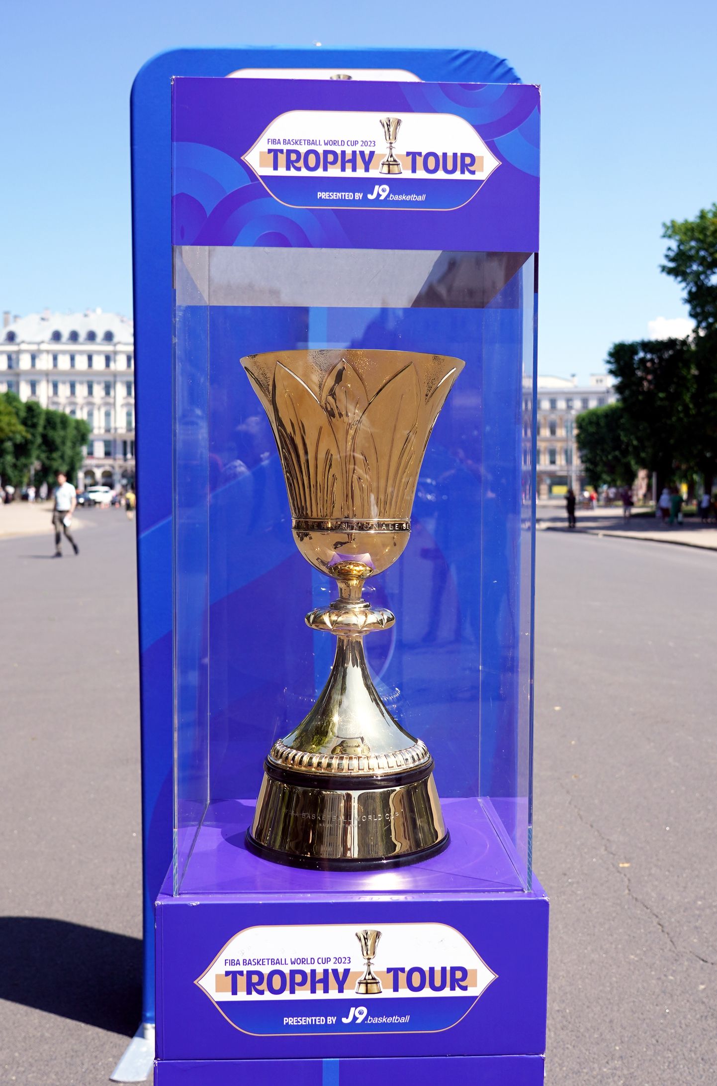 Pie Brīvas pieminekļa aplūkošanai izstādīta Džeimsa Neismita vārdā nosauktā trofeja, kas tiek pasniegta Pasaules kausa basketbolā uzvarētājiem.