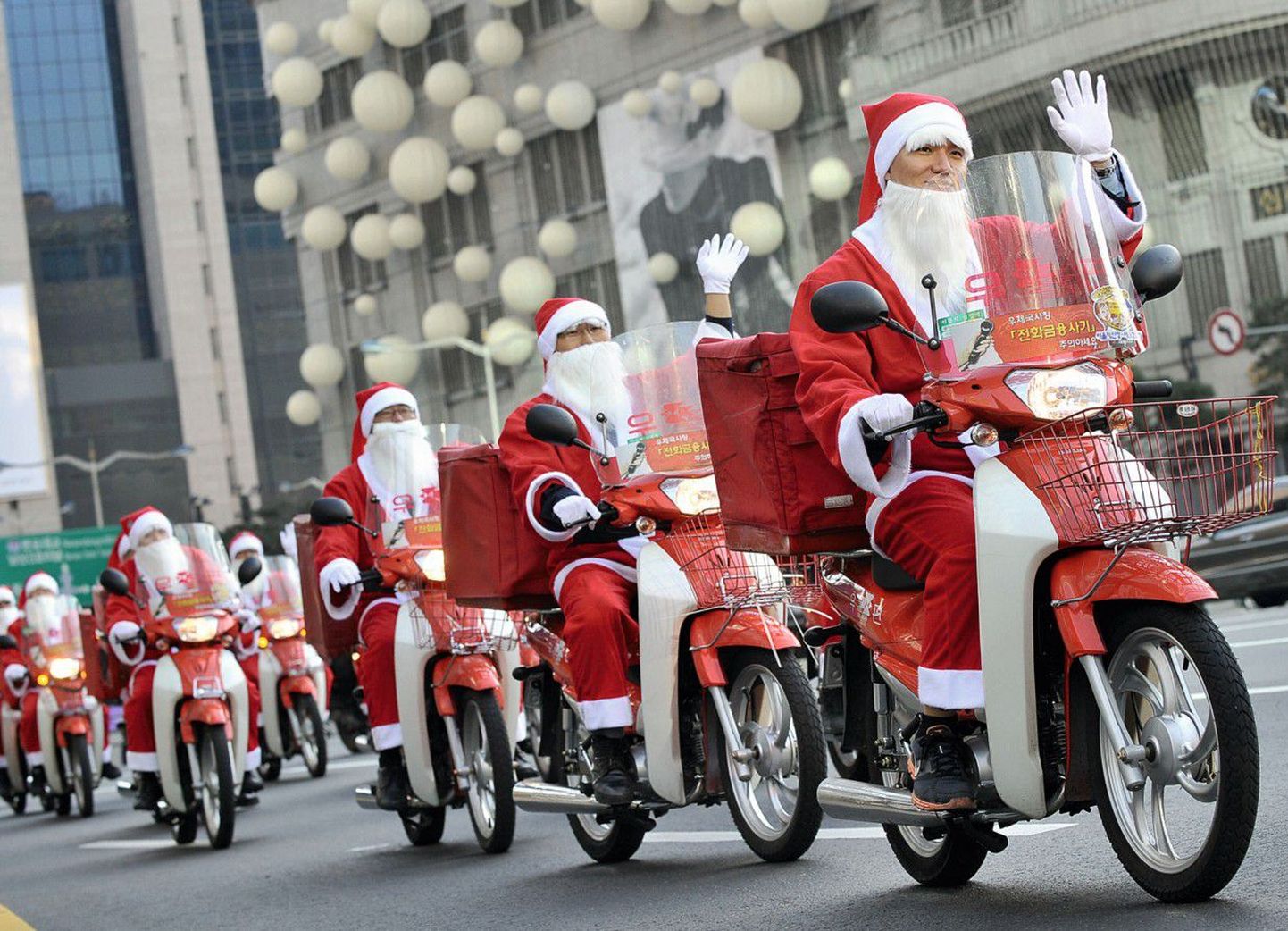 В Сеуле санта-клаусы развозят подарки не по старинке на лошади, а на мотоцик­лах.