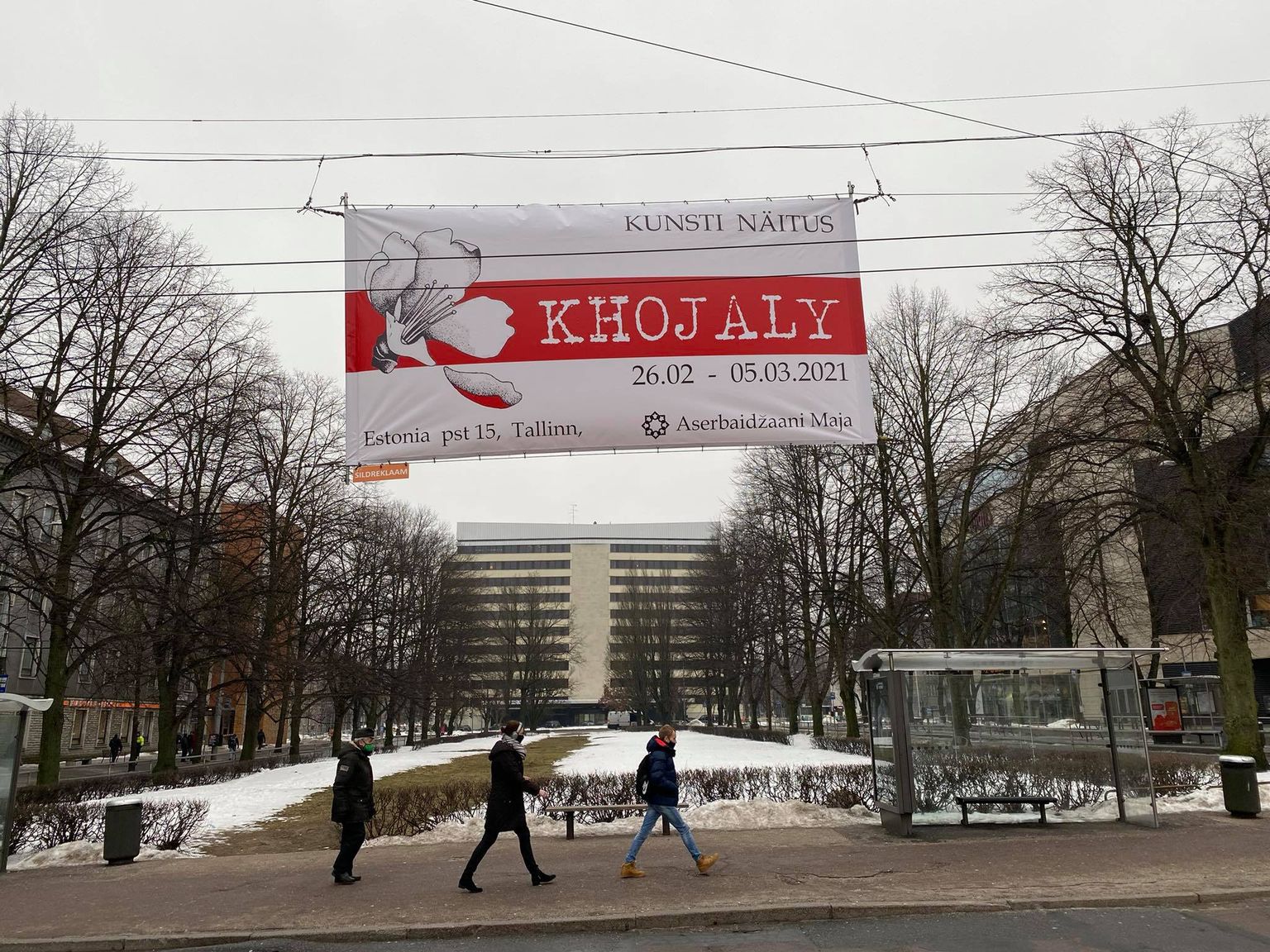 Hodžalõ kunstinäituse plakat Tallinnas.