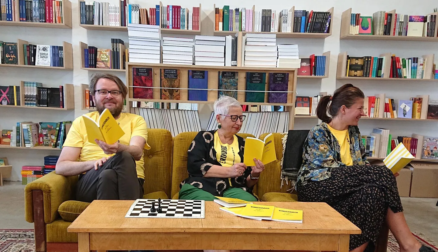 Jan Kausi (vasakul) ja kunstnik Flo Kasearu ühise raamatu «Vangerdused» esitlemine.