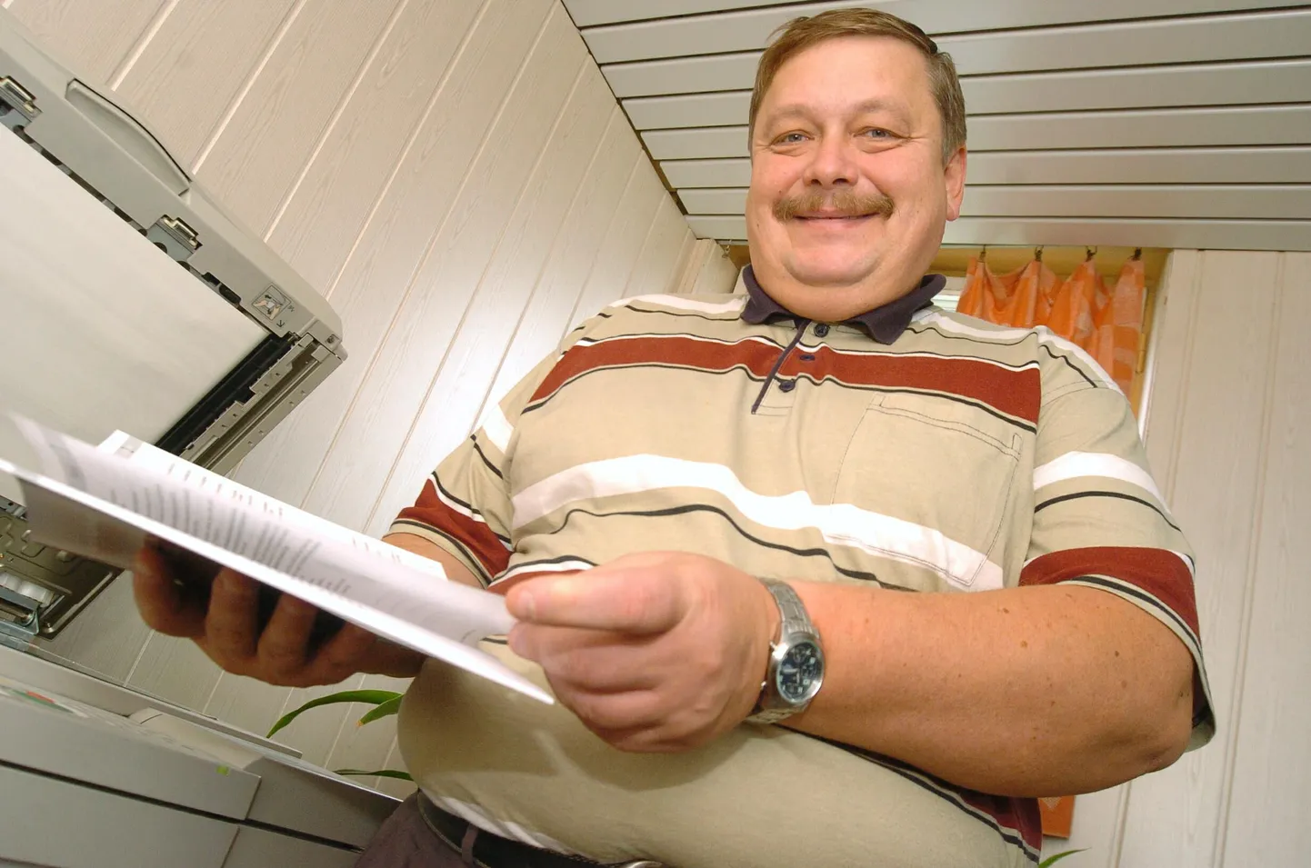 "Eesti aasta õpetaja 2004" Elmu Mägi õpilased olid füüsikaolümpiaadil taas väga edukad.