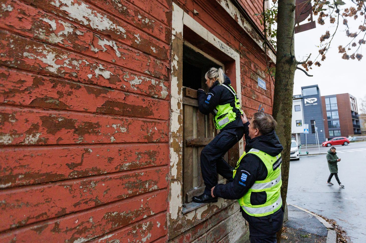 Munitsipaalpolitseinikud leidsid järjekordsel reidil, et Kalaranna tänava tühja maja üks aken on jälle lahti murtud ja üks kodutu sinna elama kolinud.