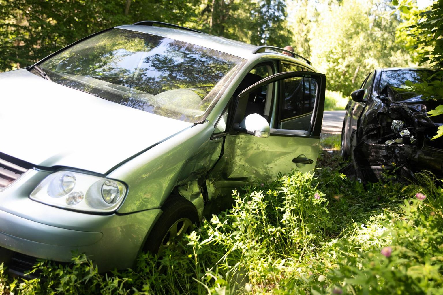 Sõmeru-Kabala teel Mõedakul toimus liiklusõnnetus, kus vasakpööret sooritanud Volkswagenile sõitis tagant sisse Nissan.