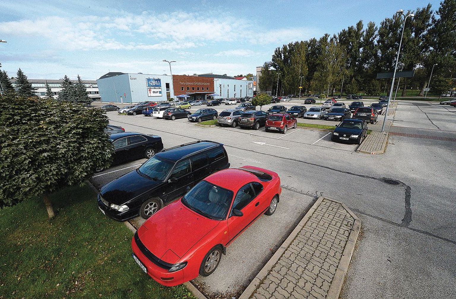 Tartu ülikooli spordihoone juures pargib järjest rohkem autosid ning uuest kuust on parkla tasuline.