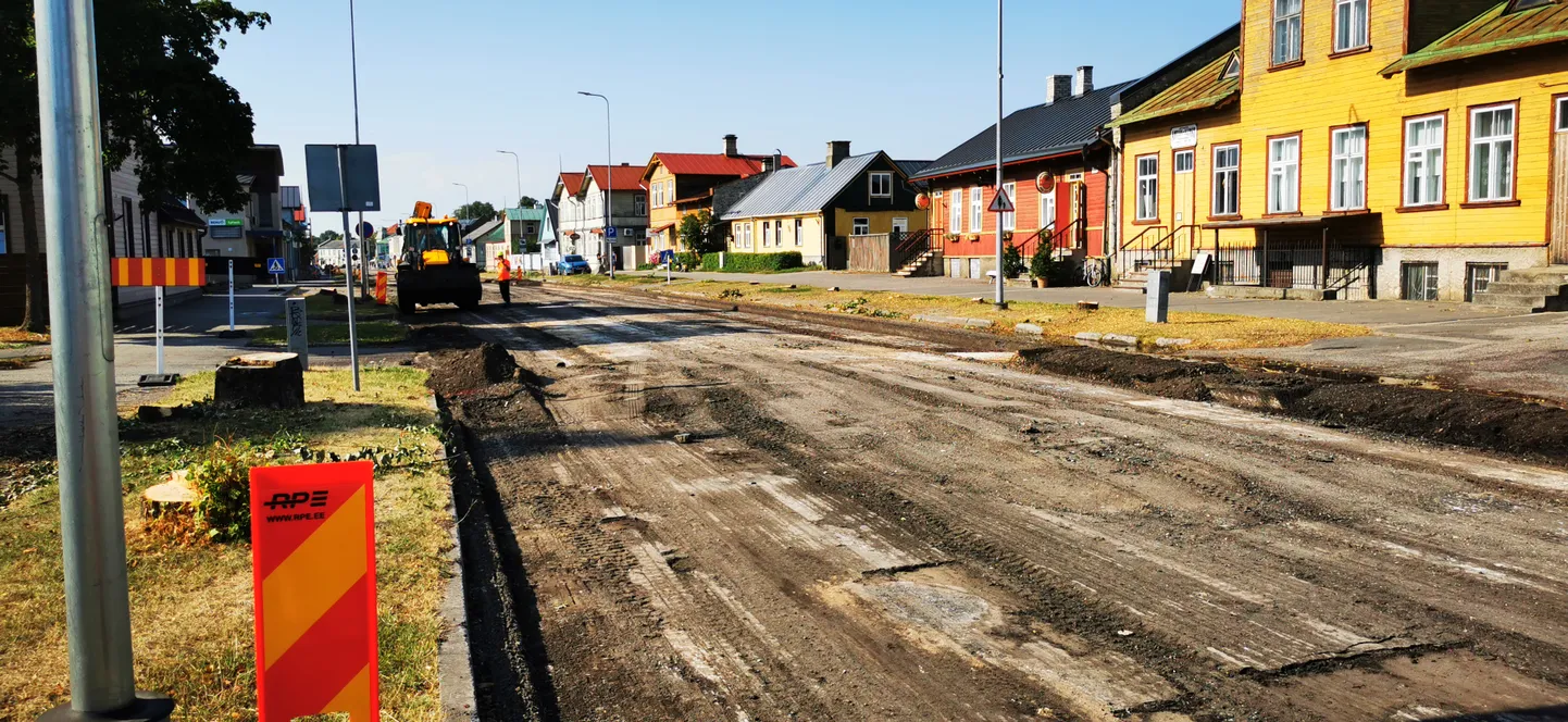 Remondis olev Haapsalu Posti tänav.