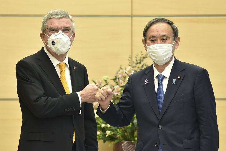 Jaapani peaminister Yoshihide Suga (paremal) ja ROKi president Thomas Bach kohtumisel Tokyos, november 2020. 