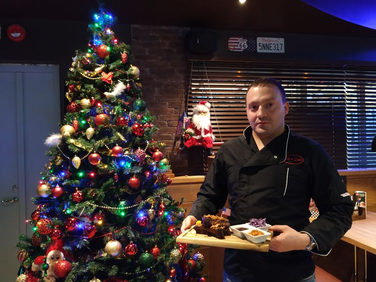 Шеф-повар Al`s Cafe Сергей Сосков поздравляет наших читателей с Рождеством и Новым годом.