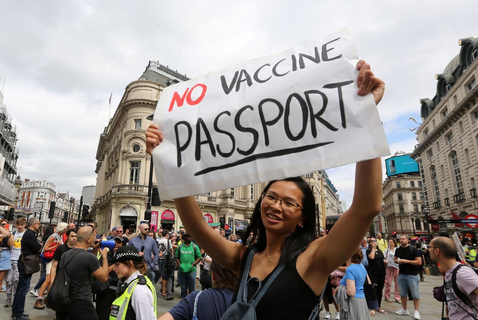 Vaktsiinipassi vastane meeleavaldus Londonis.