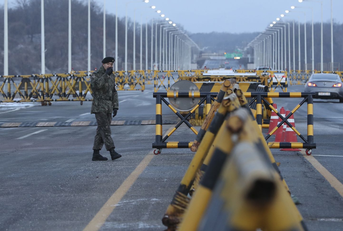 Lõuna-Korea sõdur Panmunjomi rahukülla suunduval sillal.