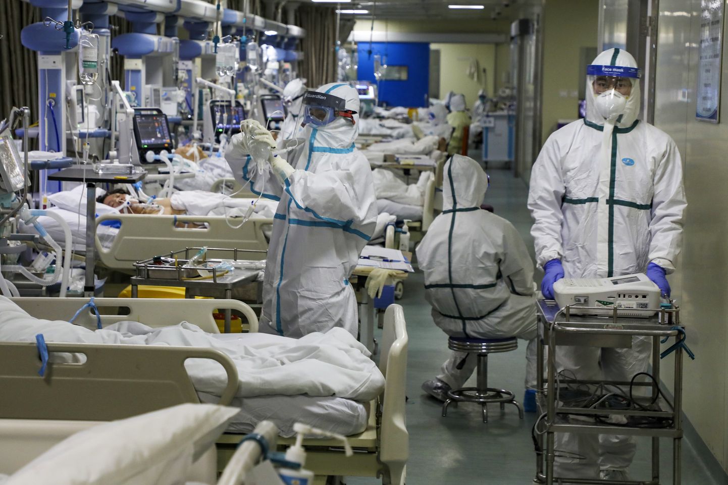 Meditsiinitöötajad ravivad patsiente Wuhani haigla isoleeritud intensiivravi osakonnas. Foto on illustratiivne