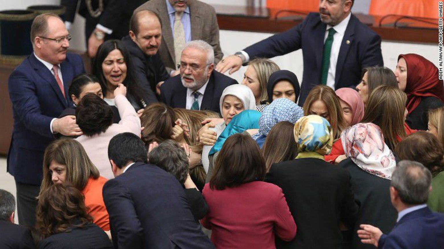 Kolmapäeval parlamendis puhkenud kähmluses lõid kaasa ka naispoliitikud.