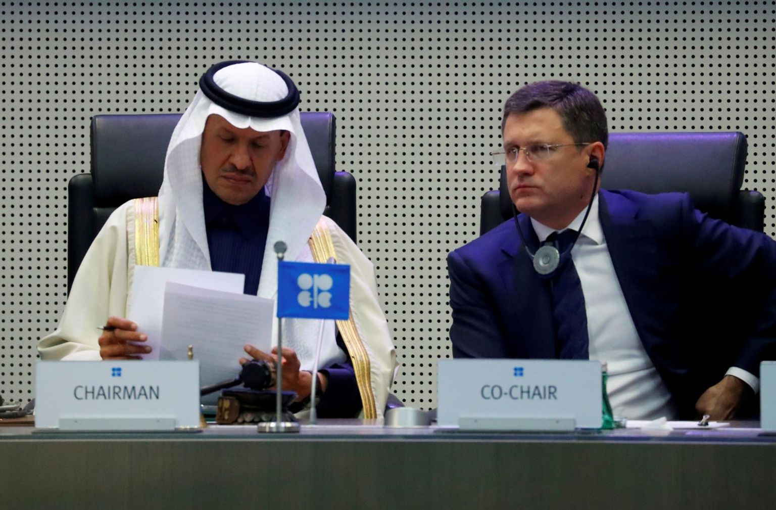 Saudi Arabia energiaminister Abdulaziz bin Salman Al-Saud (vasakul) ja Venemaa energiaminister Aleksander Novak eelmise aasta 6. detsembril. 