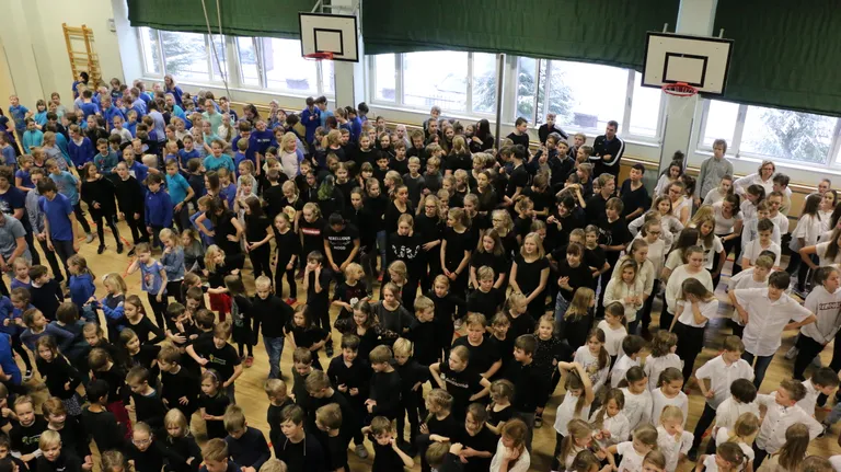 Tallinna Rahumäe põhikooli õpilased harjutavad tantsusamme.