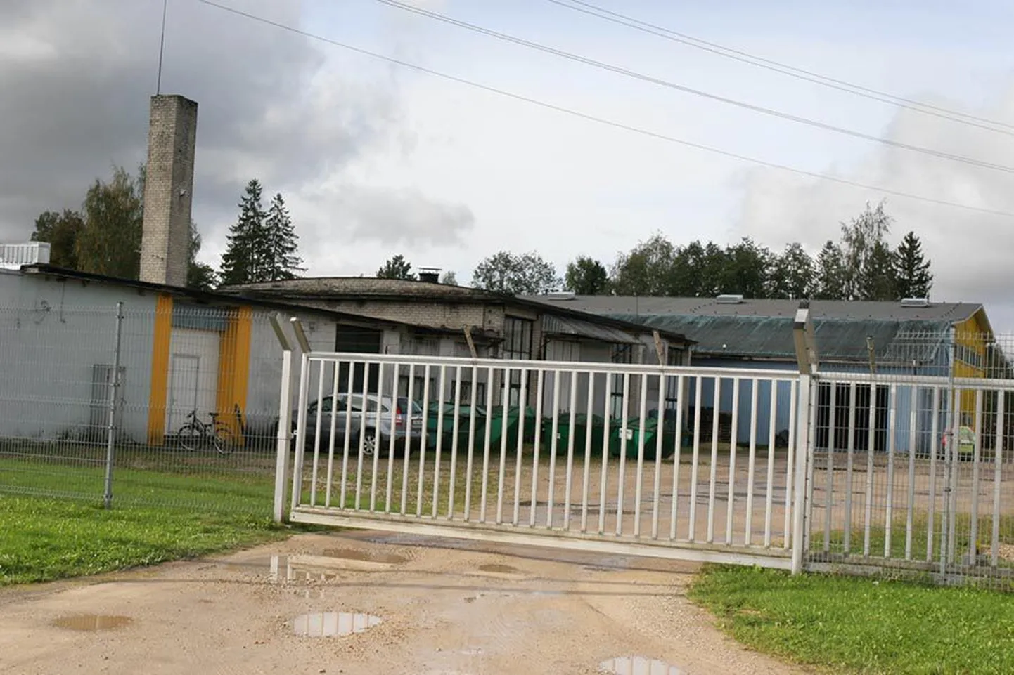 Holstres asuvas Liiwi Heliisi tehases villitakse praegu spordi- ja energiajooke ning limonaade. Kas seal ka viina tegema hakatakse, sõltub sellest, kuidas lõpevad firma ja maksuameti läbirääkimised.
