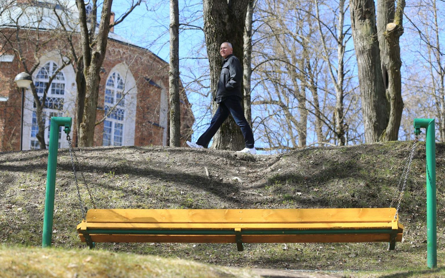 Luuletaja Indrek Hirv 2017. aasta kevadel Tartus Toomemäel.