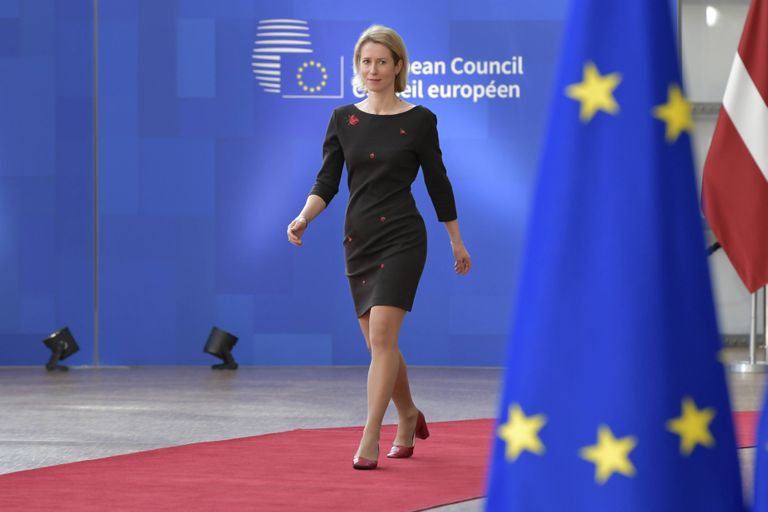 Премьер-министр Эстонии Кая Каллас прибывает на порог вместе с прессой во время второго дня специального саммита Европейского Союза в европейской штаб-квартире в Брюсселе, Бельгия, в четверг, 18 апреля 2024 года.