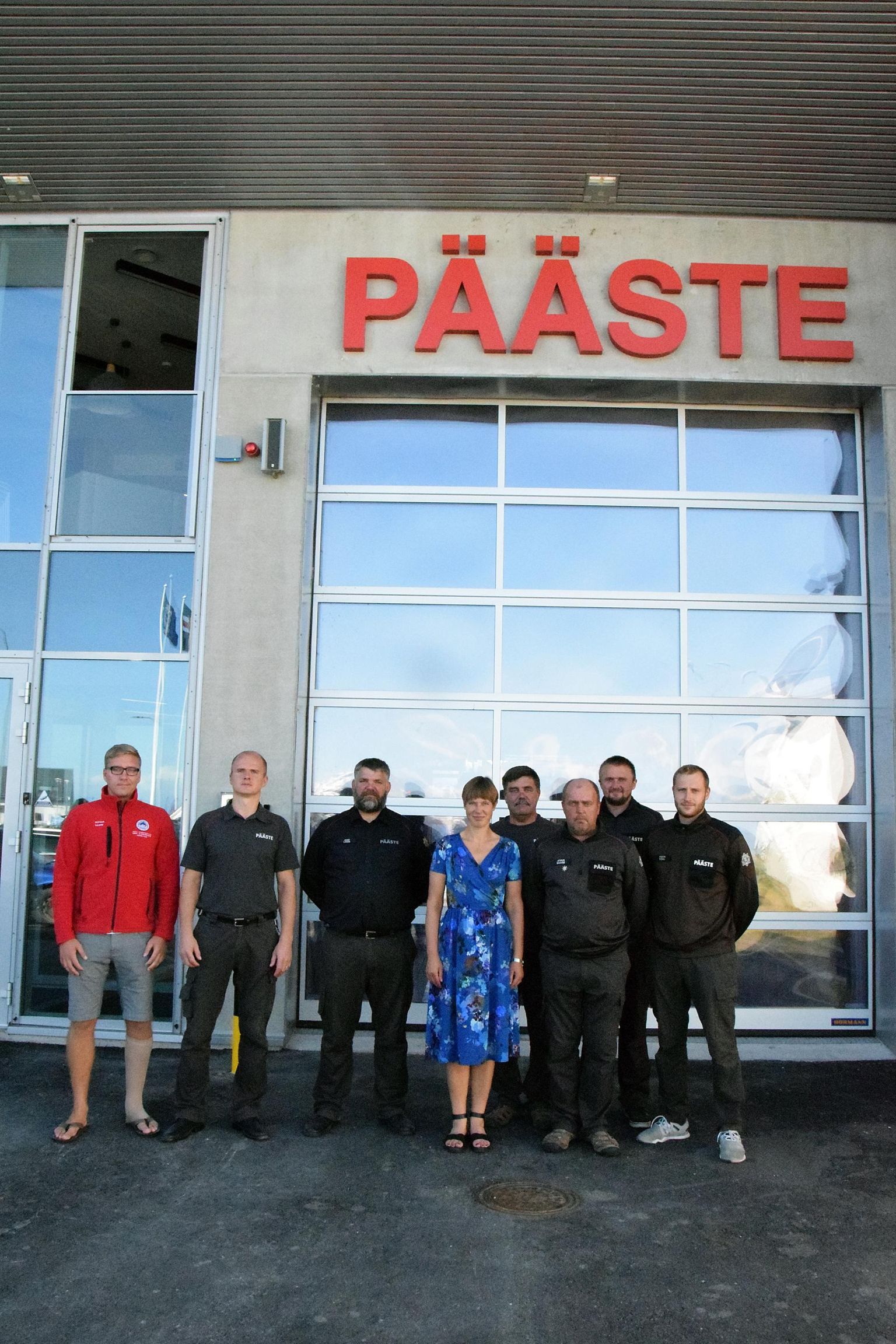 President Kersti Kaljulaid külastas Kihnu päästjaid.
