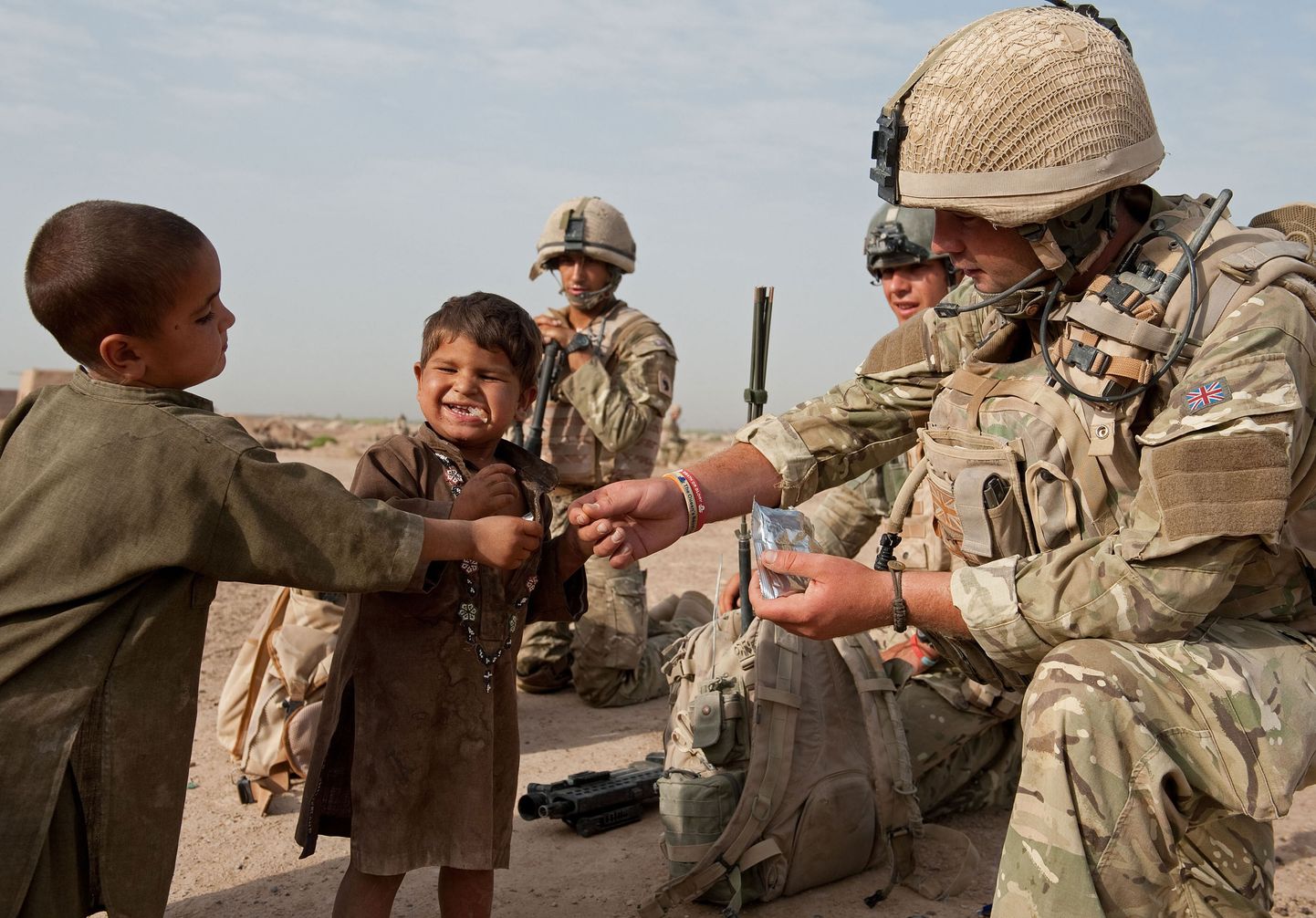 Briti sõdurid Afganistani lastega.