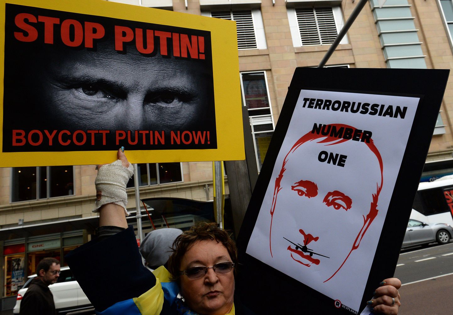 Meeleavaldaja Vladimir Putini vastu suunatud plakatitega Sydneys.