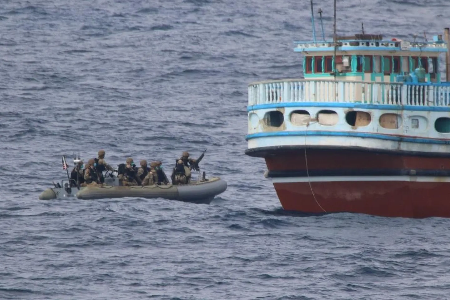 USA mereväe laeva USS Philippine Sea (CG 58) kiirreageerijad lähenemas narkootikumide ja relvade salakaubaveos kahtlustatavale laevale Araabia mere rahvusvahelistes vetes.