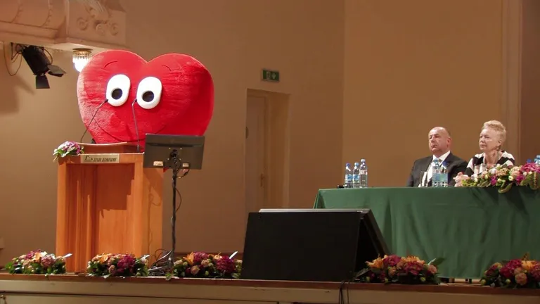 Jaak Visnap (punase südamena) tegemas performance'it Eesti Kunstnike Liidu koondkogul 2016. aasta mais