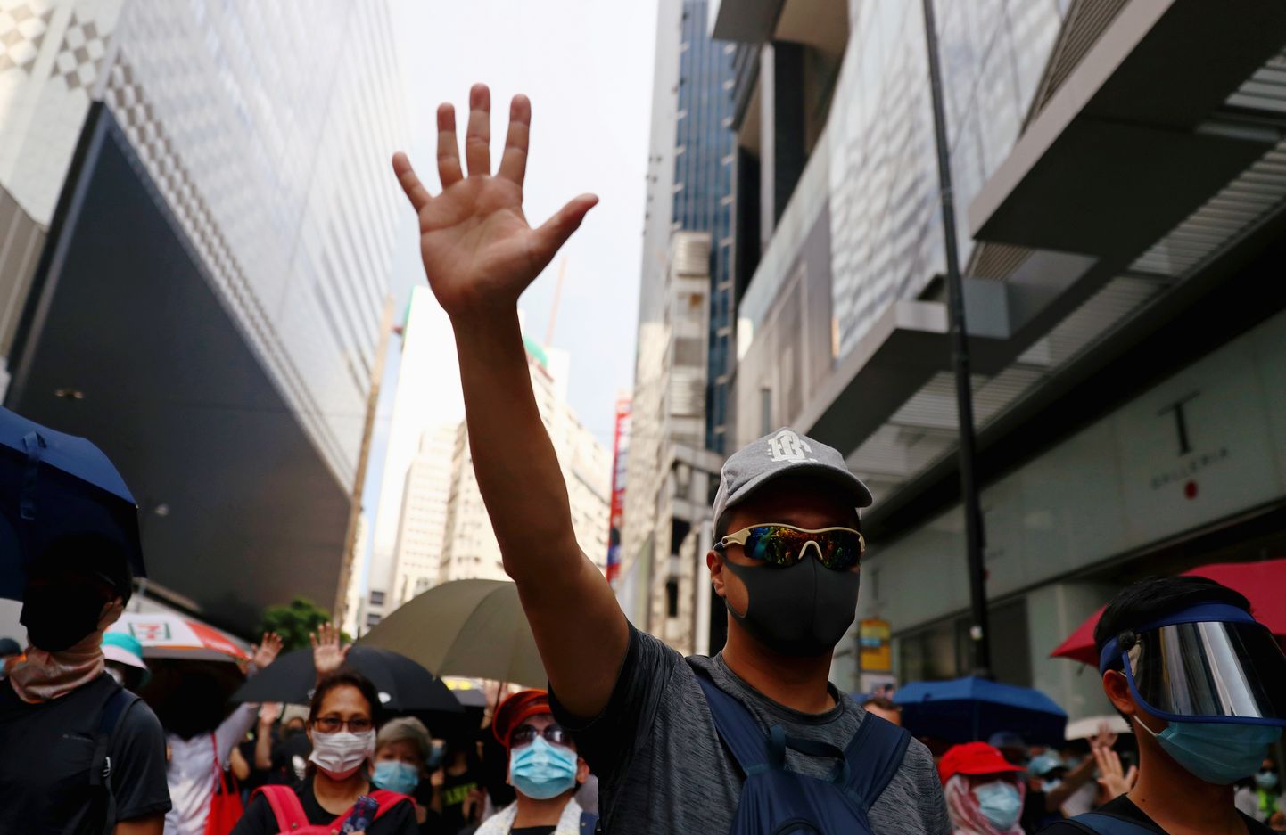 Hongkongi meeleavaldajad trotsivad laupäeval Causeway Bay linnajaos protestides samal päeval jõustunud meeleavaldustel näo varjamise keeldu.