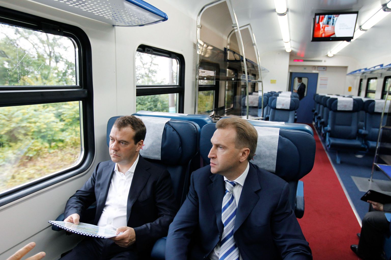 Venemaa peaminister Dmitri Medvedev  koos esimese asepeaministri Igor Šuvaloviga täna rongiga Vladivostoki rahvusvahelise lennujaama poole kihutamas,et sealt Kuriilidele lennata.