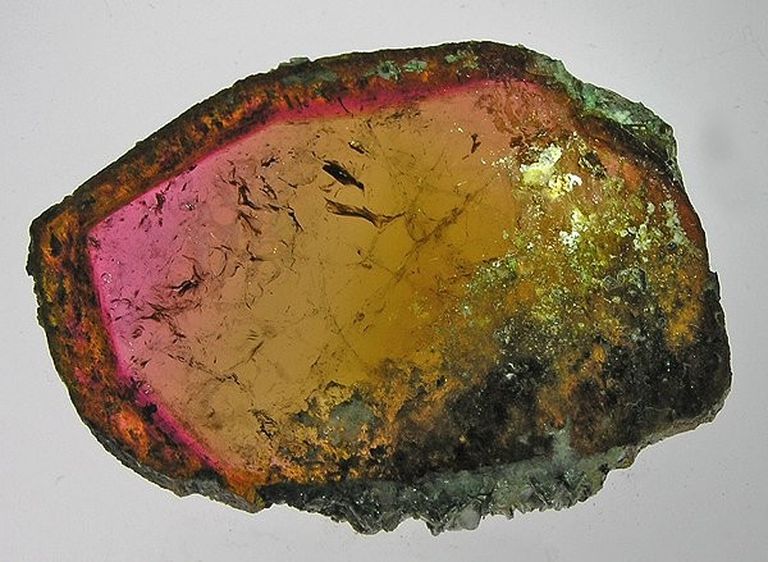 Turmaliin on hinnatud poolvääriskivi, kuna seda leidub mitmes värvitoonis, isegi üks kivi võib olla mitmevärviline.