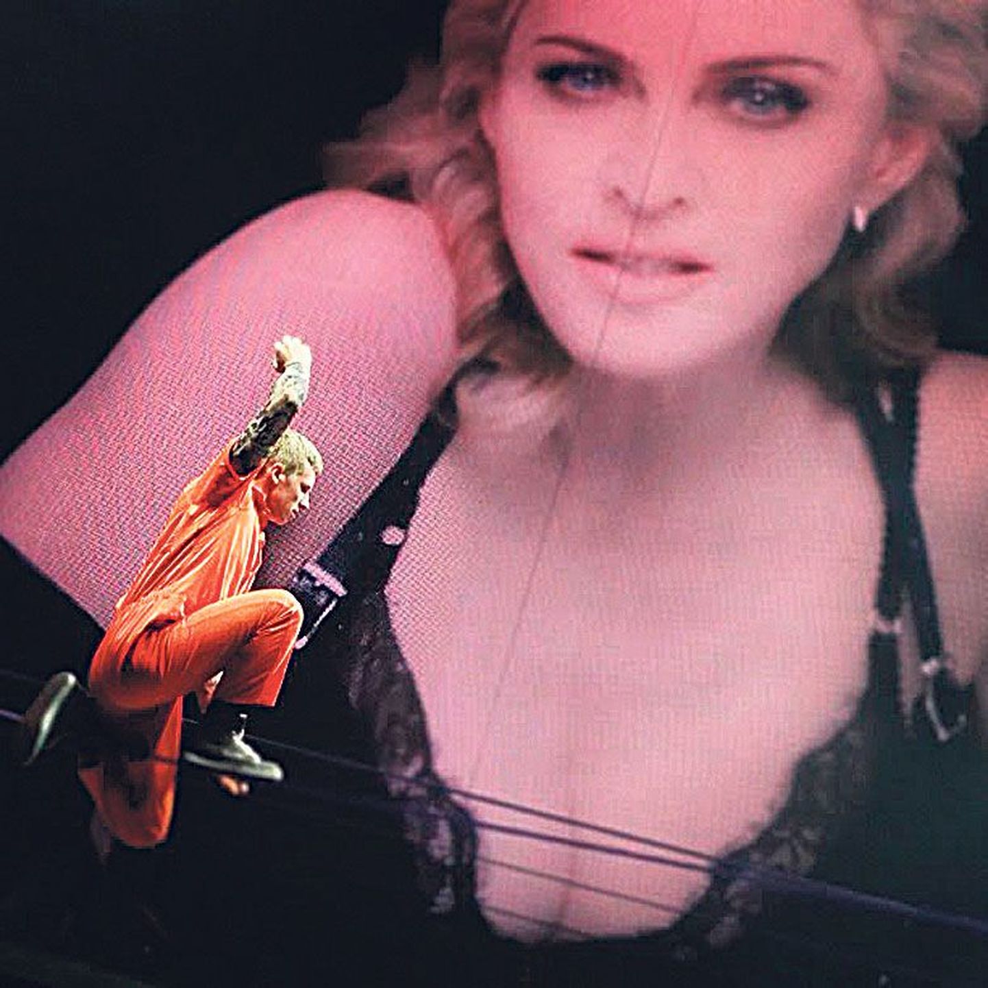 Võrratu oskus: suurelt ekraanilt vaatava Madonna pilgu all keskendub Eesti noormees Jaan Roose oma trikile.