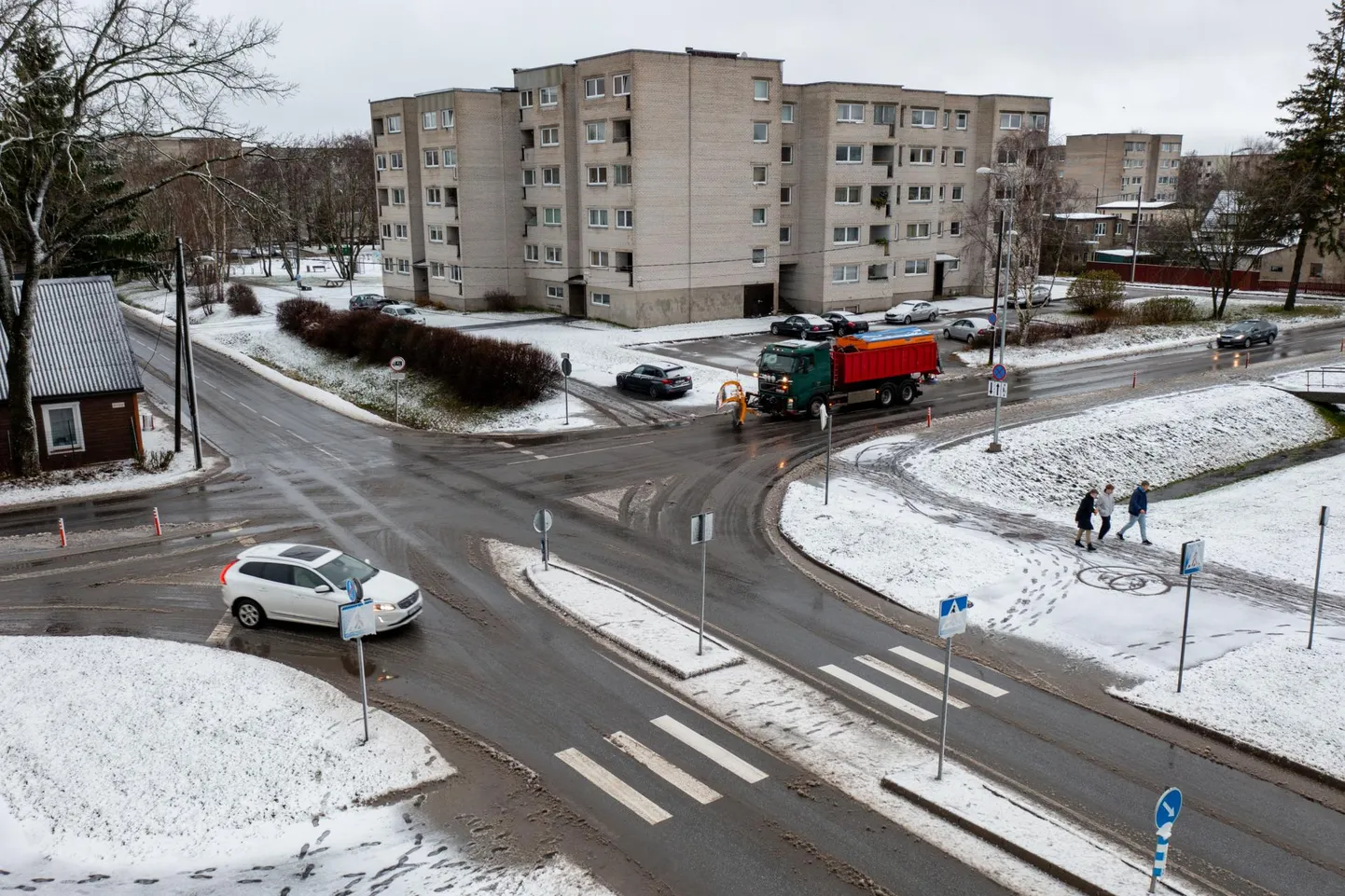 Rääma kandi rahvale teeb muret, et haigla ja kunagise Oja poe  vahel on keeruline üle Niidu tänava pääseda, sest seal puudub ülekäigurada.