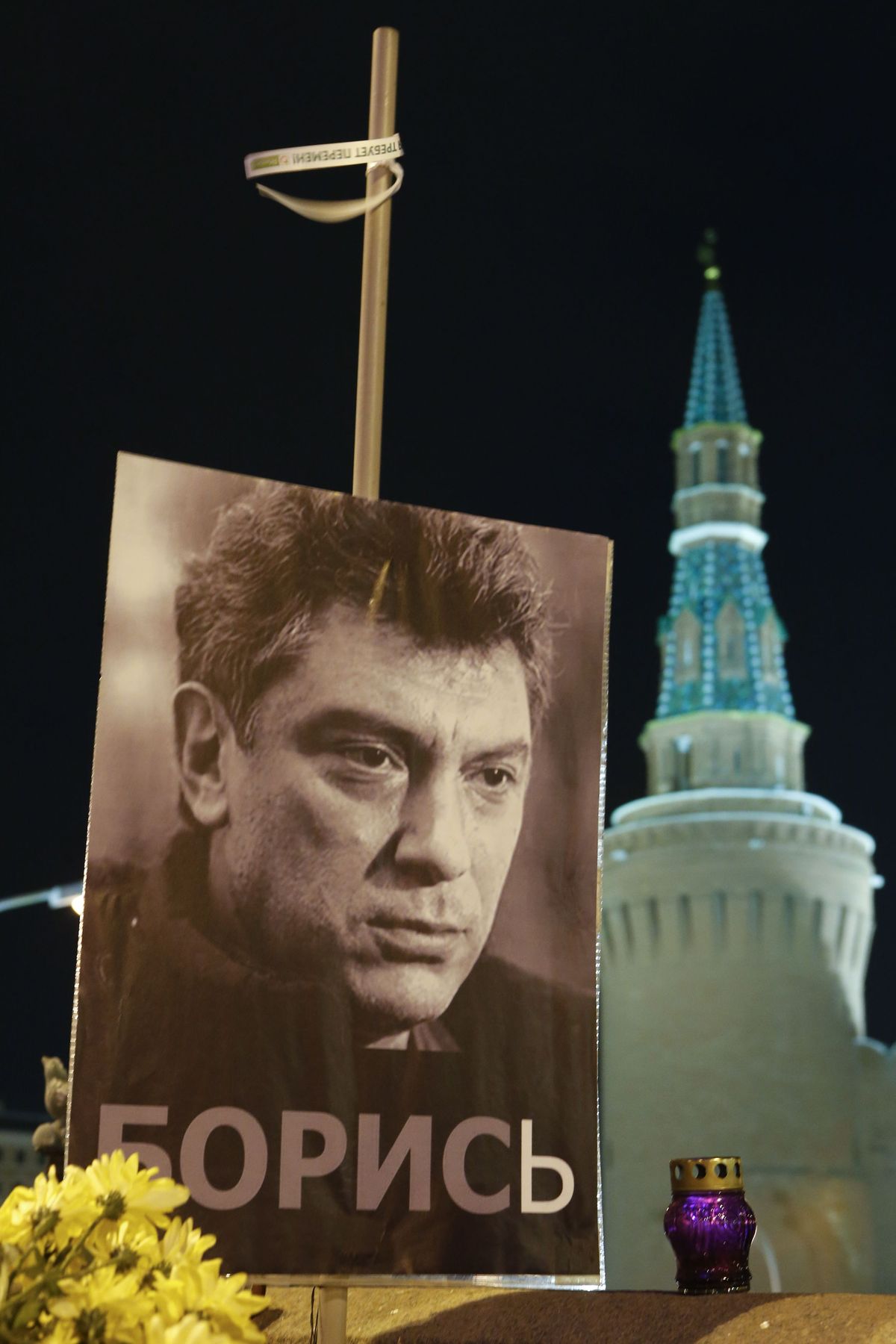 Стихийный мемориал в память о Борисе Немцове на месте его убийства недалеко от Кремля на Большом Москворецком мосту, Москва, март 2015 года.
