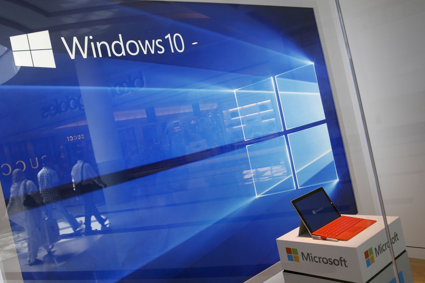 Windows 10 operatsioonisüsteemi väljapanek Microsofti poe vaateaknal.