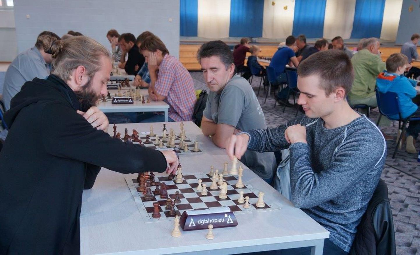Surjust pärit Johannes Mengel (paremal) mängib turniiri võitnud Aleksander Volodiniga.