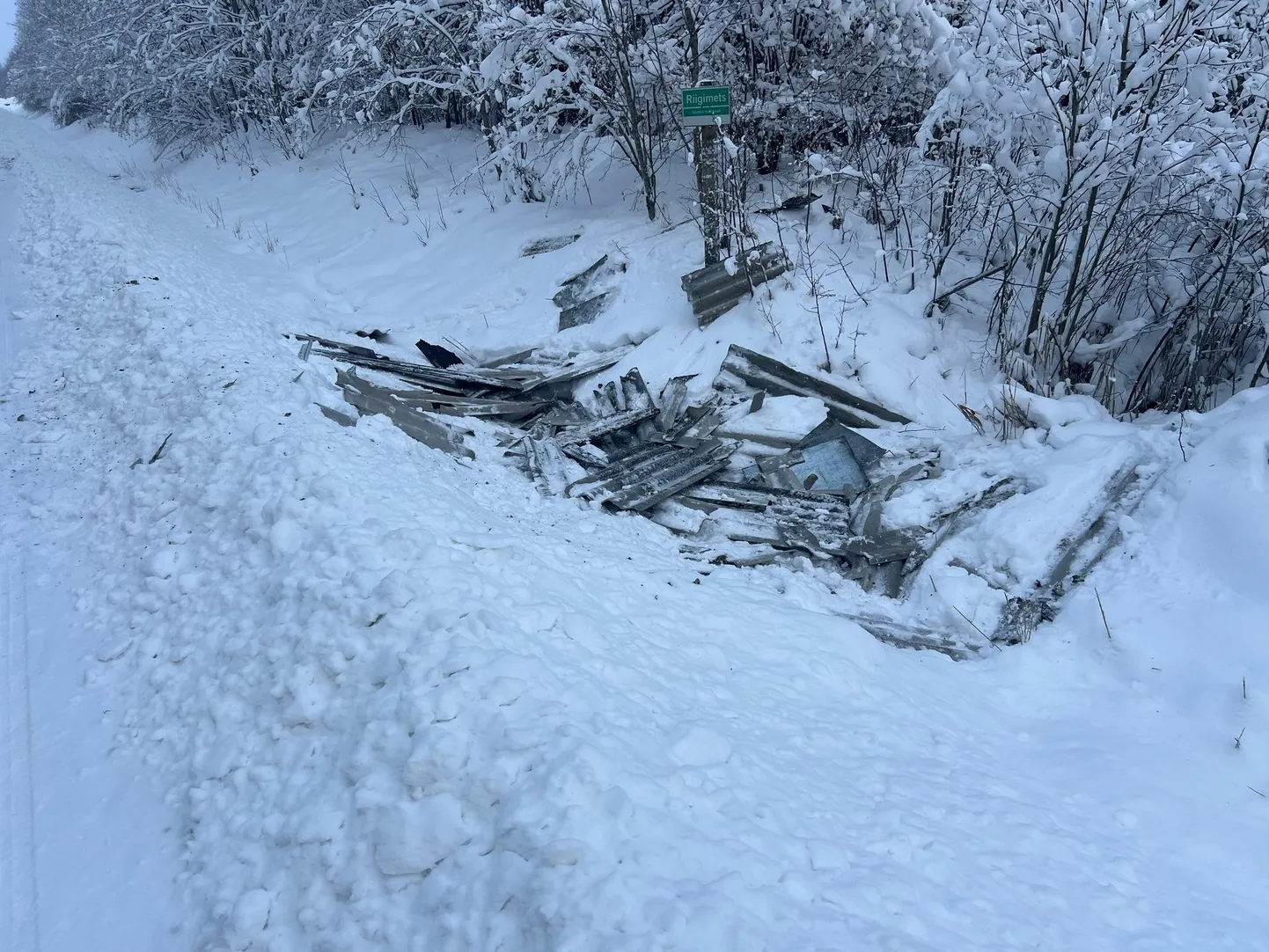 Tori vallas läinud aasta detsembris tee äärde maha visatud eterniit tuli ära koristada maksumaksja raha eest.