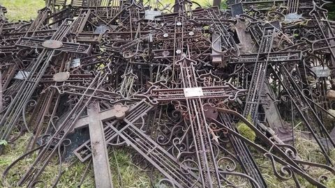 Järva-Madise kalmistul kokku korjatud vanad ristid tekitasid küsimusi