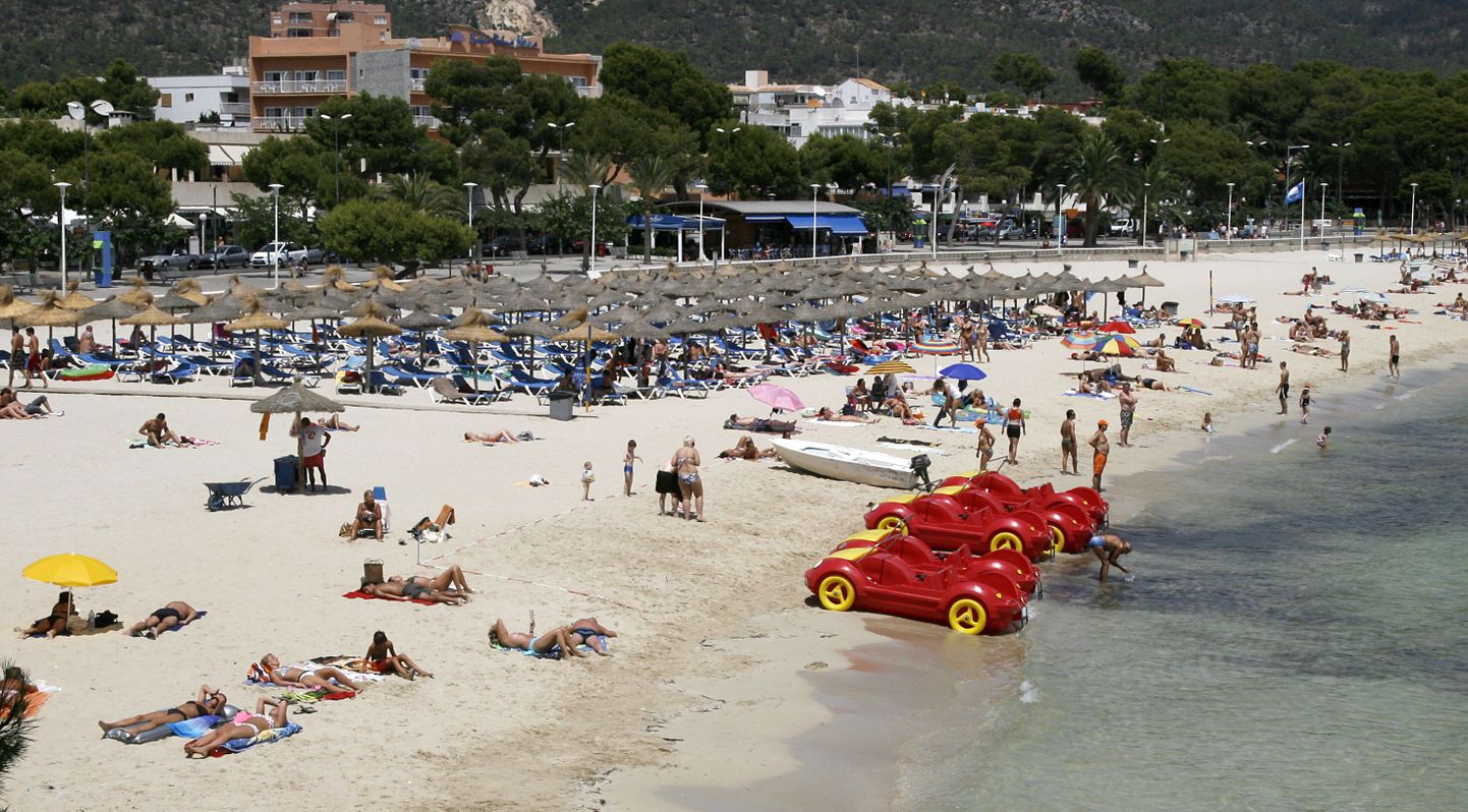 Mallorca on populaarne turistide hulgas. Pildil Palmanova rand.
