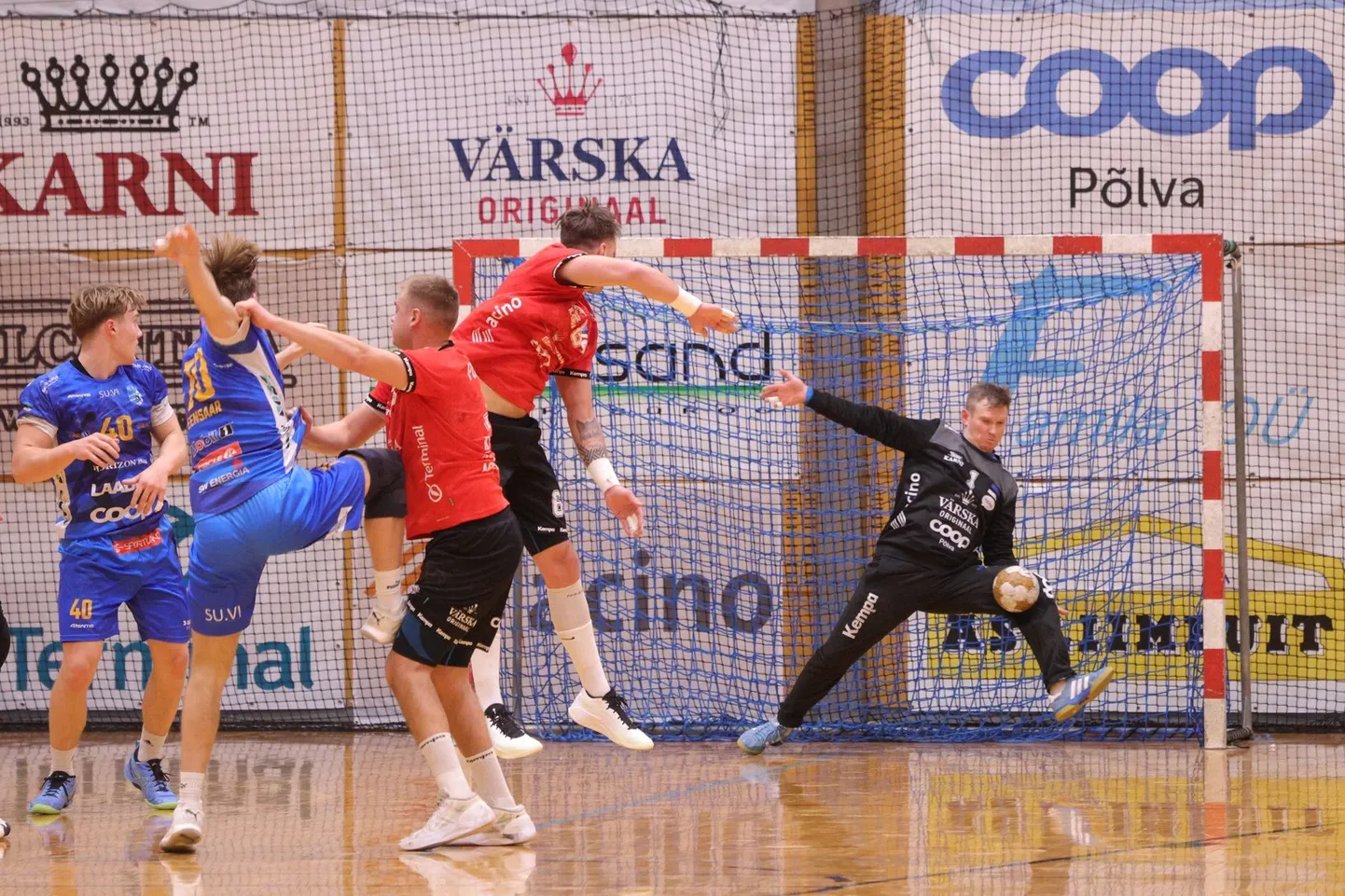 Serviti väravavaht Jürgen Lepasson tõrjumas Kehra palli.
