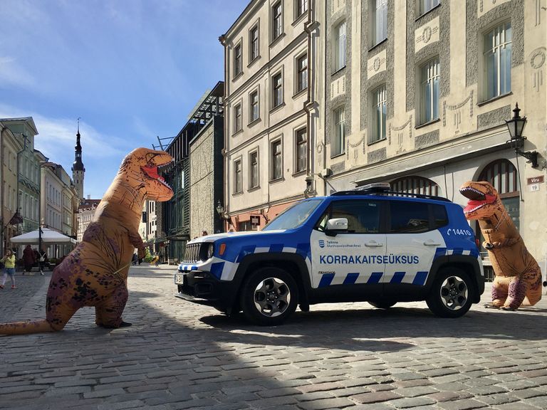 Парочка тиранозавров в центре Таллинна.