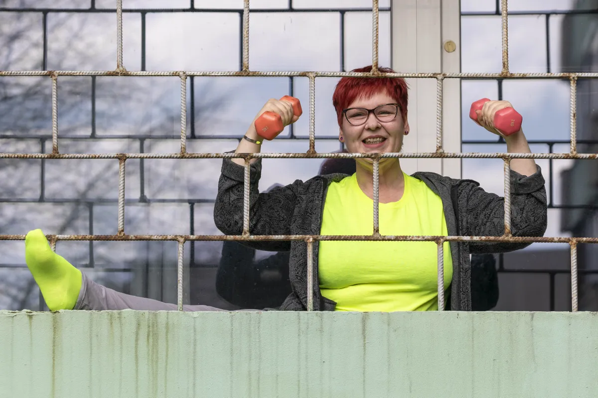Inimesed näitasid fotograafile meeleldi, millega nad kodus praegu tegelevad. Näiteks poseeris üks proua fotograafile hoopis trenni tehes.