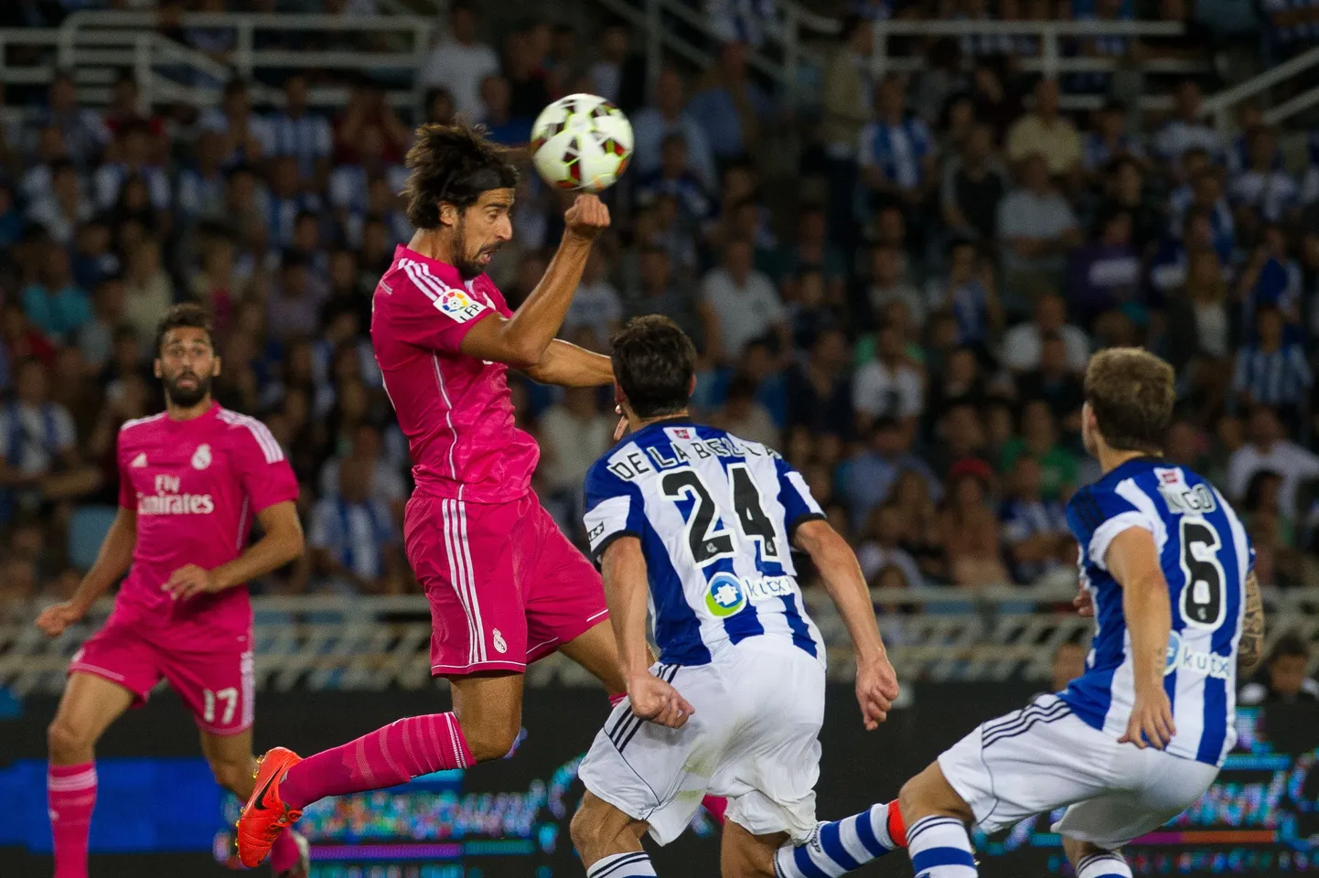 Sami Khedira (vasakult teine) Madridi Reali särgis.
