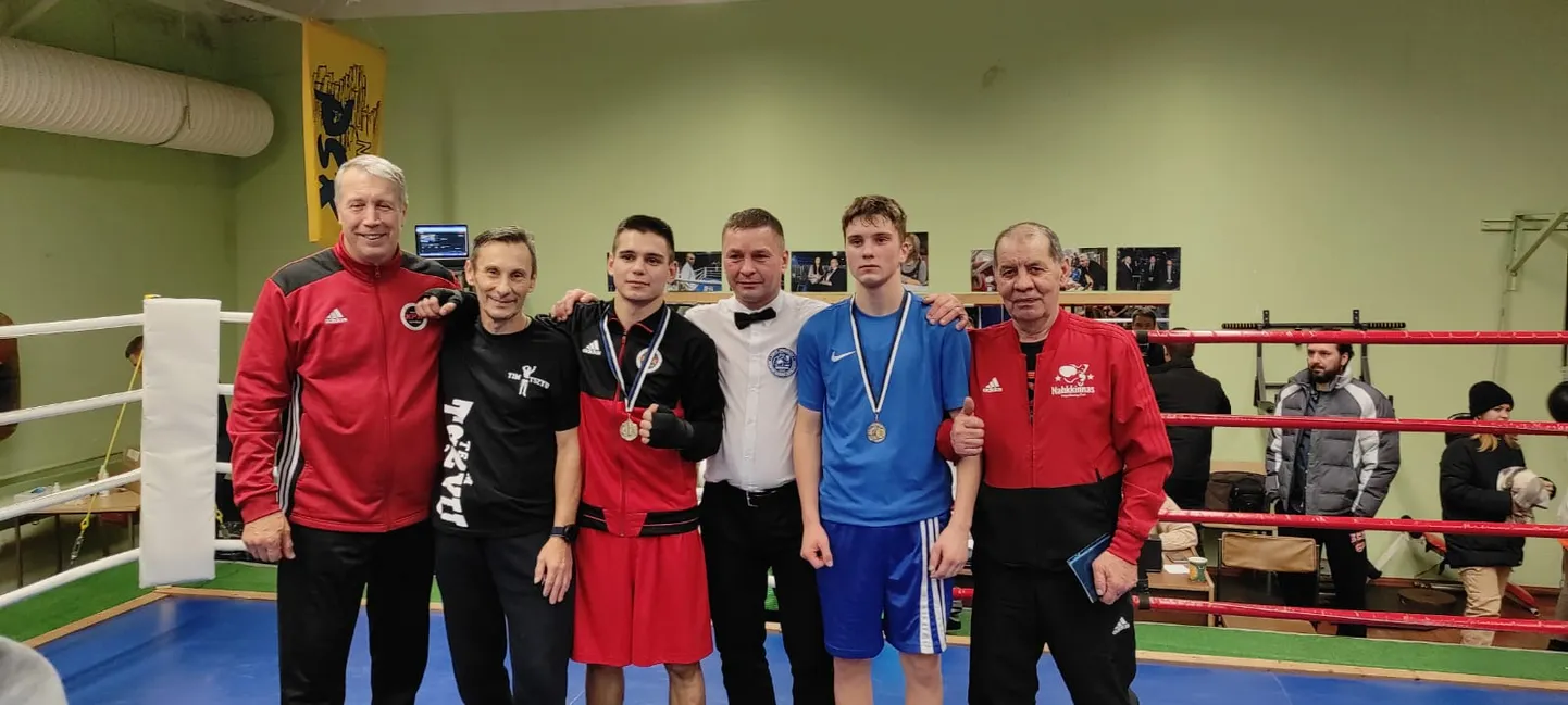 Fotol paremalt treener Žori Nevetšerja ja poksija German Krasilnikov.