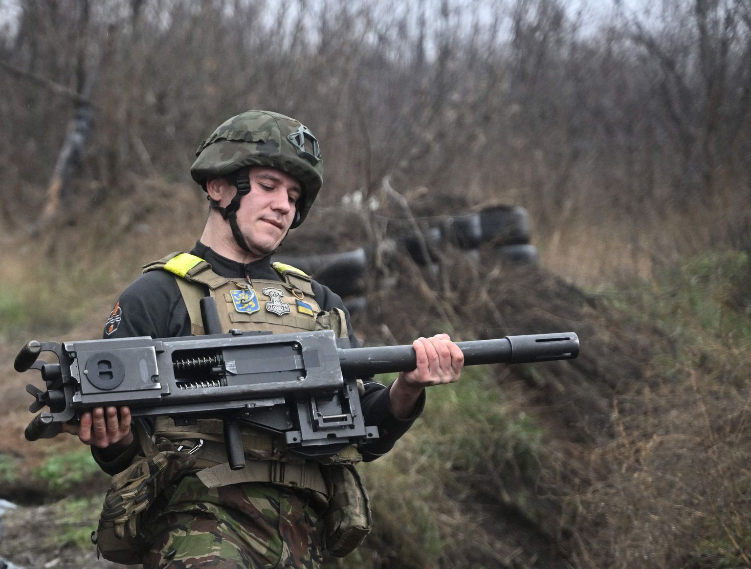 Ukraina sõjaväelane USA päritolu MK-19 automaatgranaadiheitjaga rindejoonel Ida-Ukrainas 17. detsembril 2022 .