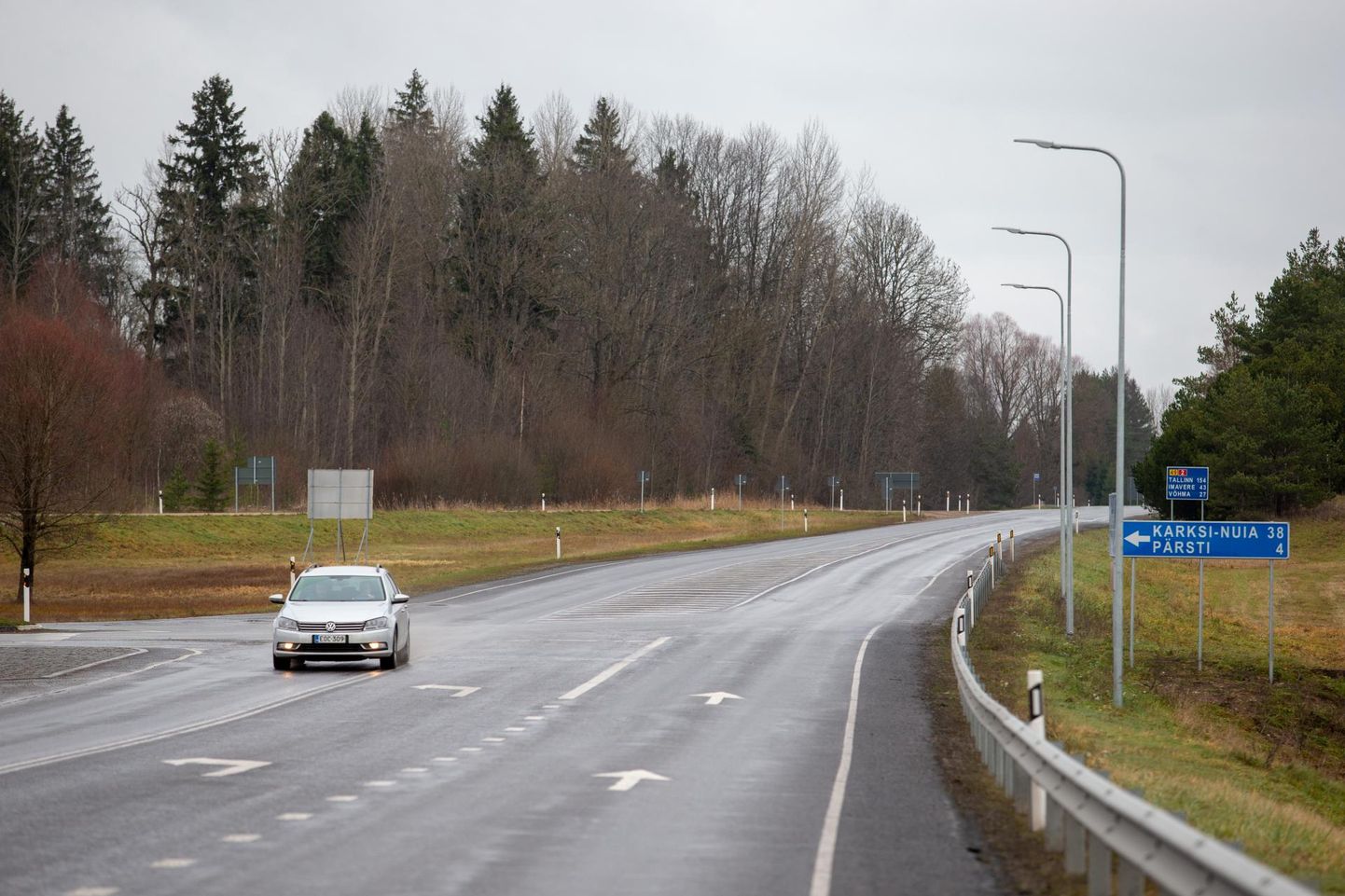 Üks oksjonile pandav maatükk on Viljandist paari kilomeetri kaugusel Viljandi ja Imavere vahelise maantee ääres. Fotol on see kinnistu vasakul pool teed.