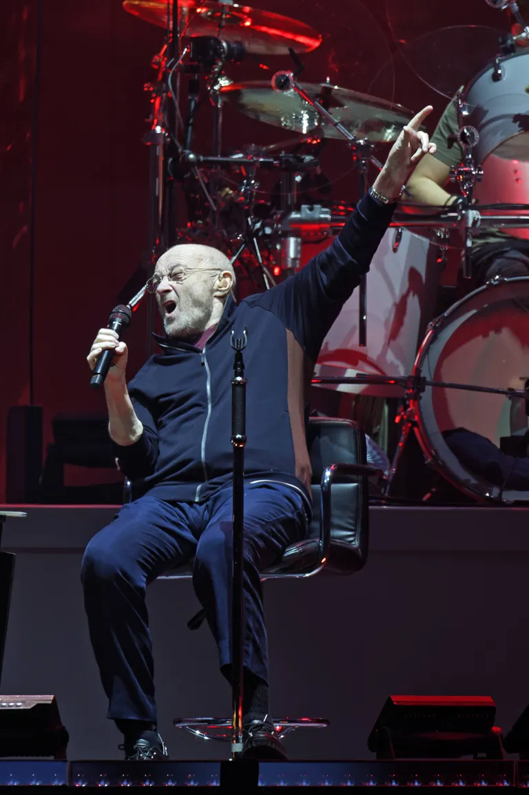 71-aastane Phil Collins esitas kava istudes, kuna ei saa terviseprobleemide tõttu enam kuigi kaua seista.
