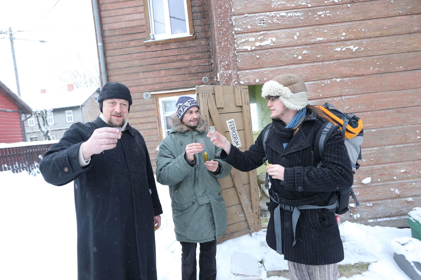 Galerii Ferrodrum ukse ees tervitavad ülemaailmset Toomaste kokkutulekut Toomas Kiho (vasakult), Toomas Kuusing ja Toomas Krips.
